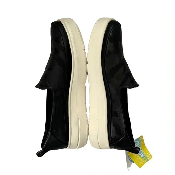 NWT BareTraps Nevin Camo Slip-On Sneakers - Picture 3 of 8